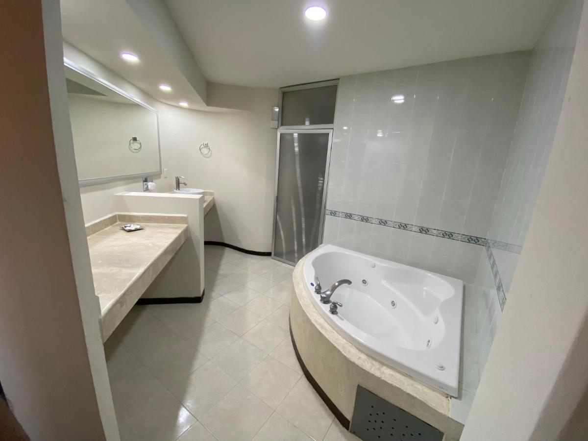 Hotel Enterprise Inn Poliforum Леон Экстерьер фото