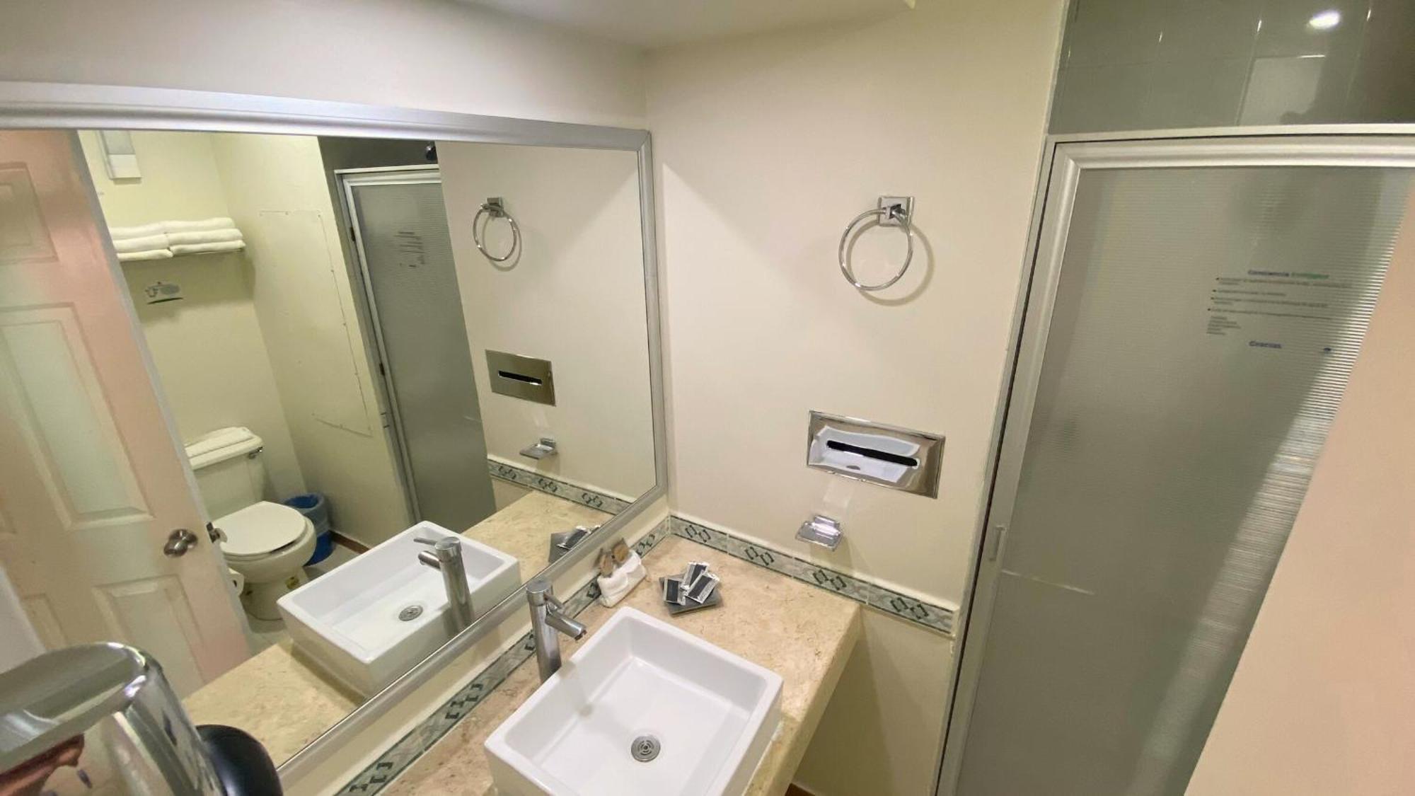 Hotel Enterprise Inn Poliforum Леон Экстерьер фото
