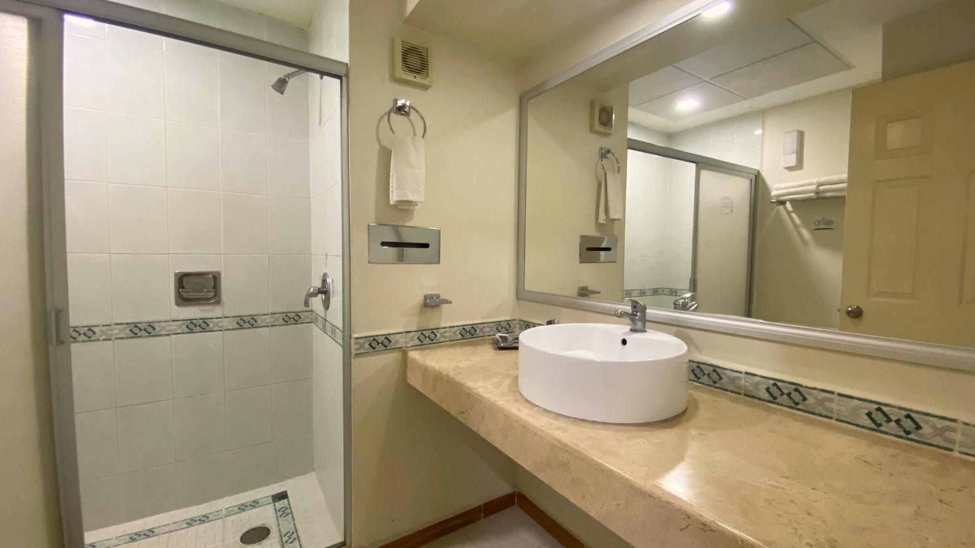 Hotel Enterprise Inn Poliforum Леон Экстерьер фото