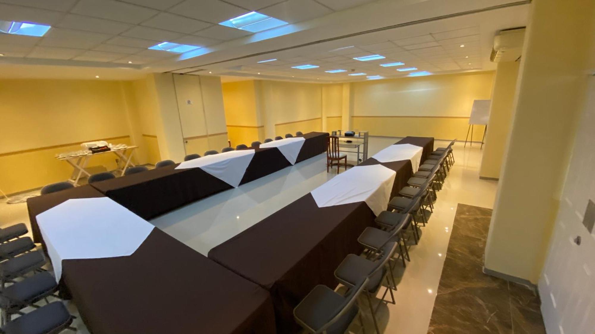Hotel Enterprise Inn Poliforum Леон Экстерьер фото